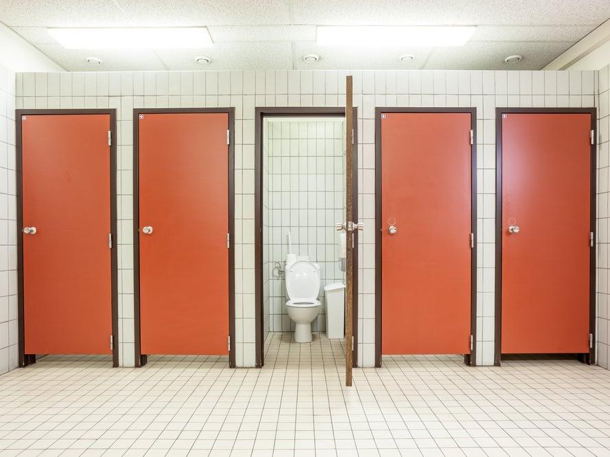 Hangisini tercih edersiniz: İdrarı uzun süre tutmak mı kirli tuvalete girmek mi?