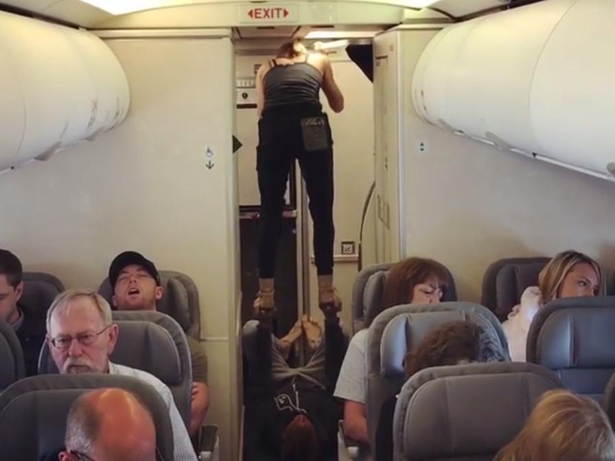 Uçağın arka tarafına geçen çifti gören şaşkına döndü