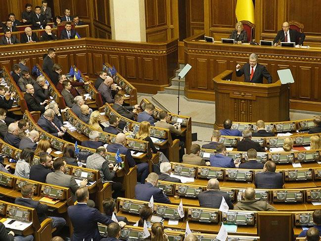 Ukrayna Parlamentosu sıkıyönetim kanununu kabul etti