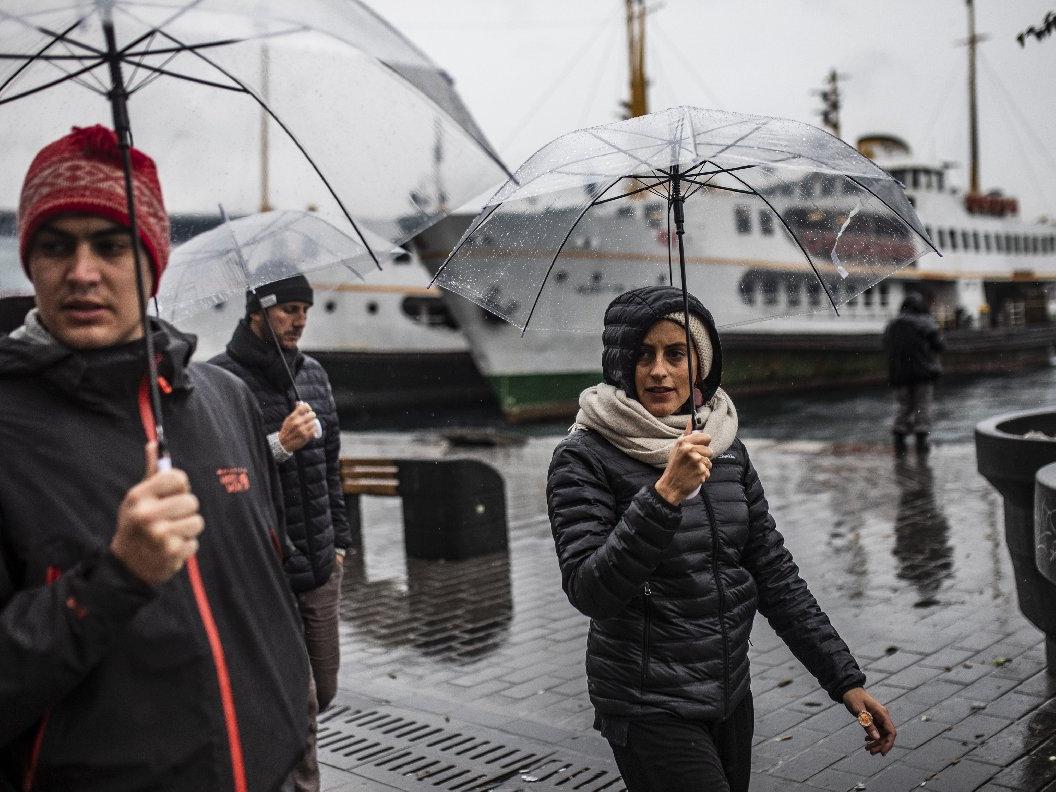 İstanbul yağmura teslim! | Meteoroloji'den uyarı geldi, sabaha dikkat!
