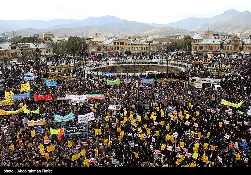 Çok sayıda İranlı, 39 yıl önce yaşanan olay için başkent Tahran'da bir araya geldi.