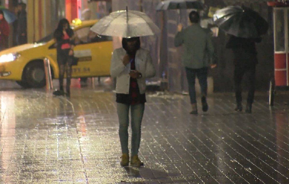 İstanbul'da dün akşam saatlerinde başlayan yağış etkisini sürdürmeye devam ediyor.