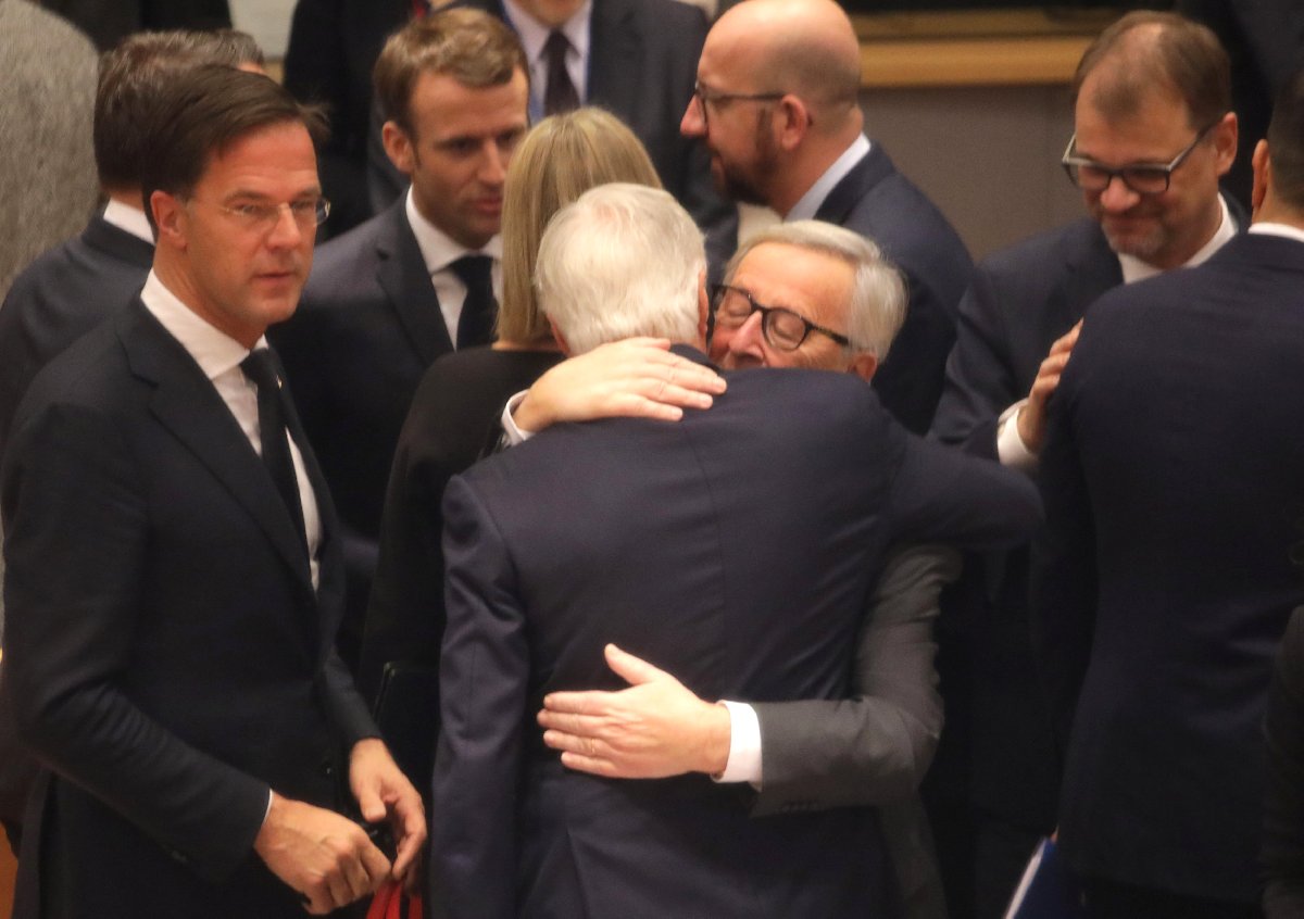 Bugün Brüksel'de gerçekleşen oturumda Avrupa Komisyonu Başkanı Jean-Claude Juncker, AB adına Brexit sürecinde müzakere eden Michel Barnier'e sarıldığı an kameralara böyle yansıdı.