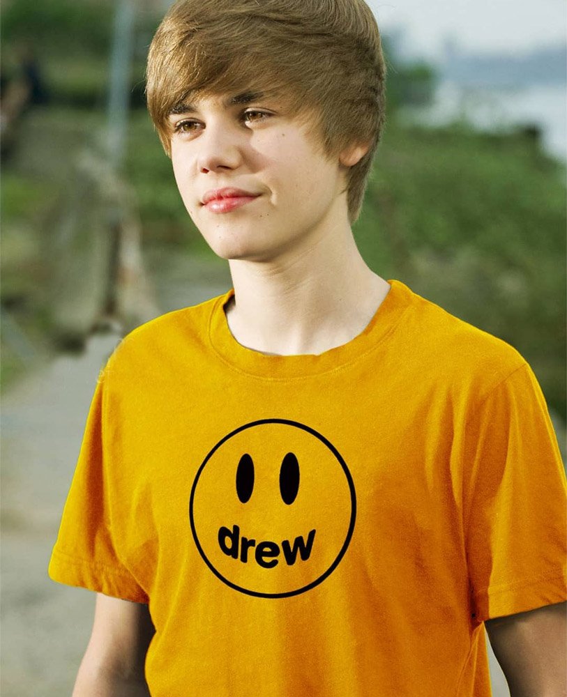 Bieber, çocukluk yıllarından bu yana tişörtlerinden logoyu eksik etmiyor.