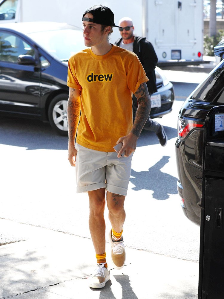 Justin Bieber uzun süredir Drew yazılı parçalar giyiyor.