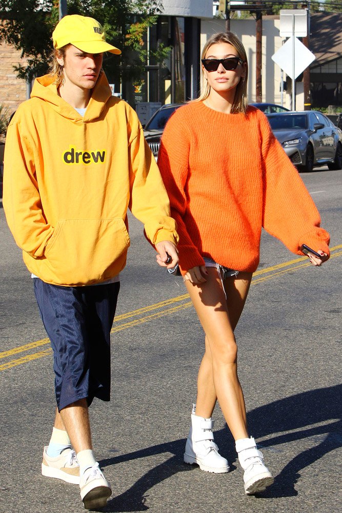 Justin Bieber'ın eşi Hailey Baldwin de yakında bir giyim markası çıkaracağının sinyallerini verdi. 