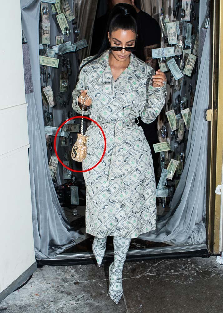 Kim Kardashian'ın dolar şekli olan altın rengi çantası 31 bin TL...