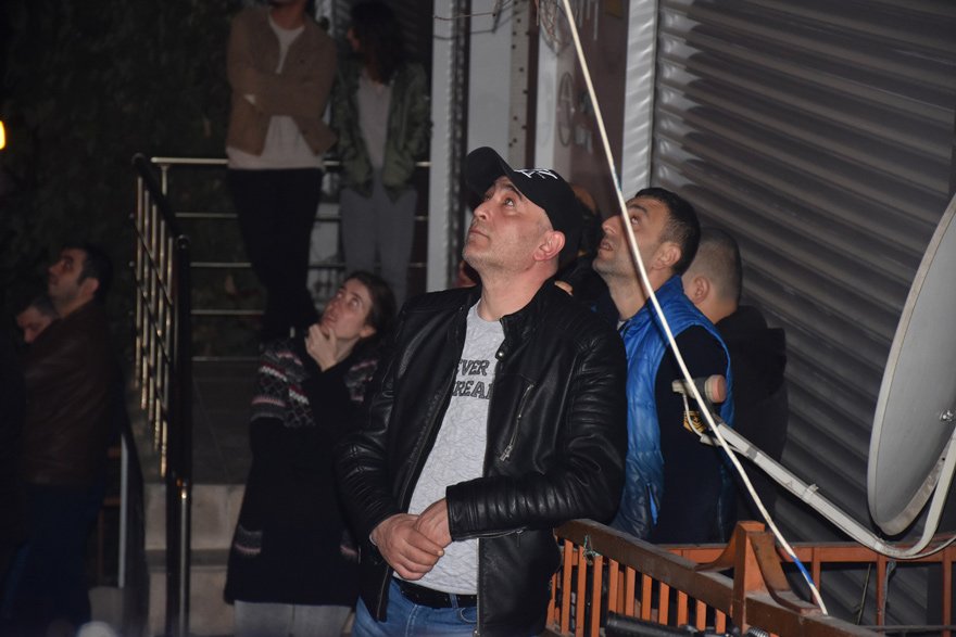 Mahalle sakinleri endişeli gözlerle yangının söndürülmesini izledi. Fotoğraf: DHA