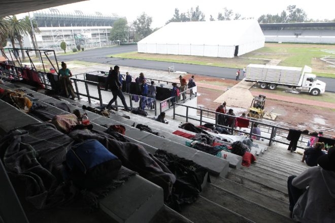 Göçmenler için stadyumda hazırlık yapılıyor. 