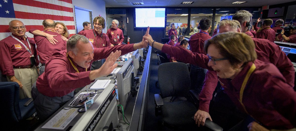 NASA mühendisleri InSight'ın sağlam bir şekilde Mars'a inmesini kutladı.