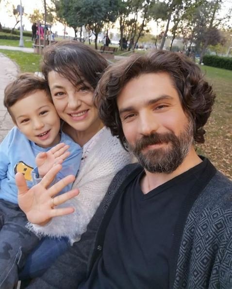 Nergis Öztürk, kendisi gibi oyuncu olan Cemal Toktaş'la evli ve bir çocuk annesi.
