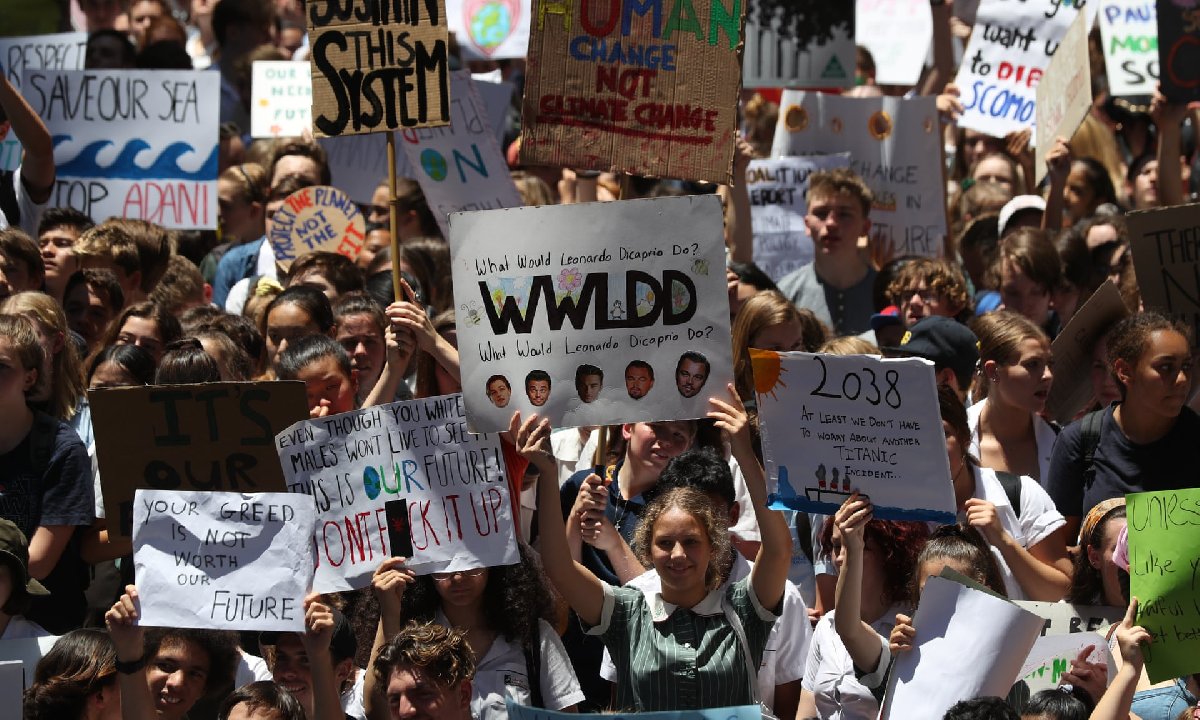 Avustralya'nın birçok kentinde okulu kıran öğrenciler, doğanın korunması gerektiğini söyledi.