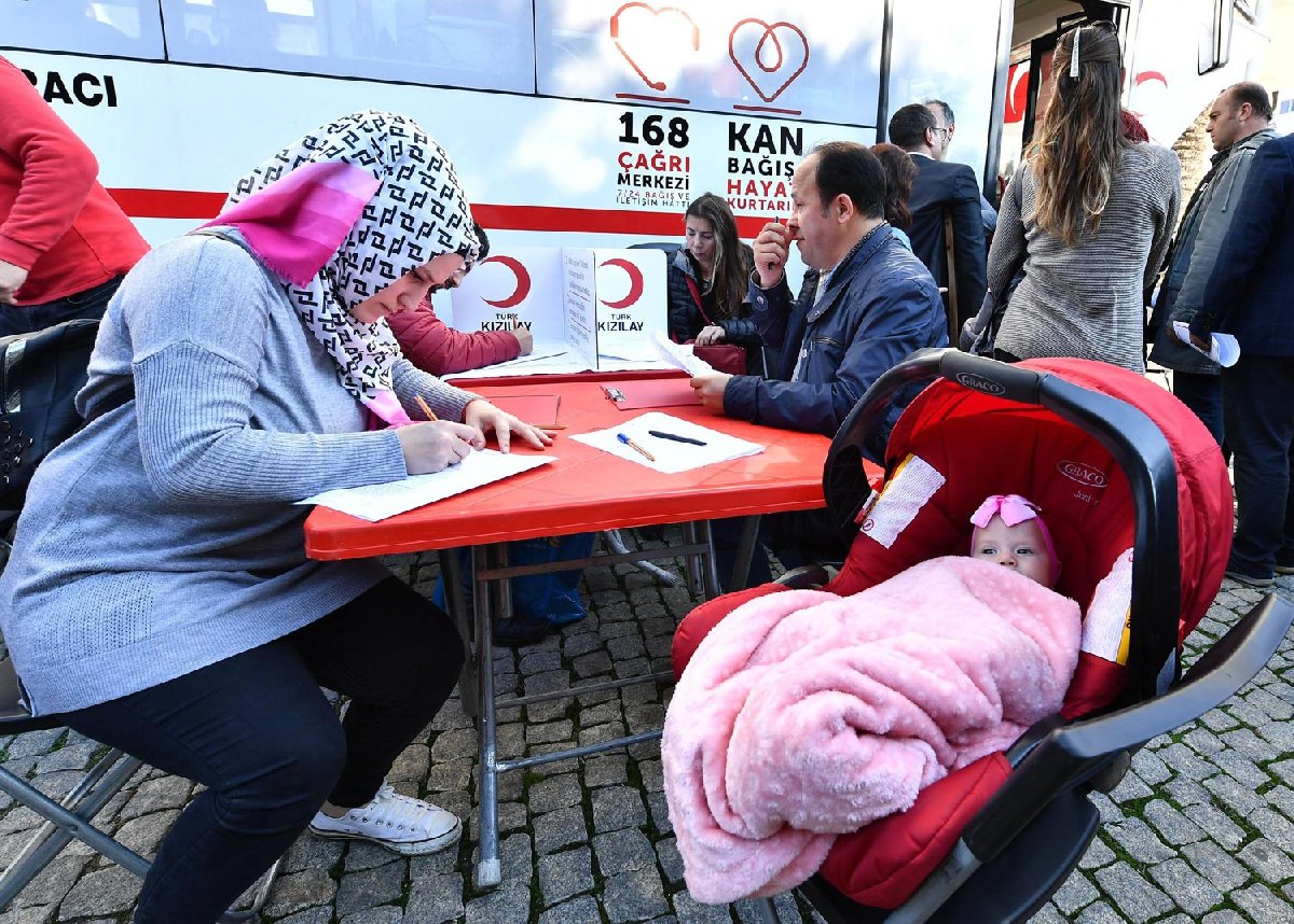 FOTO: DHA / Öykü için kundaktaki bebeğiyle gelen bir anne sırada böyle bekledi.