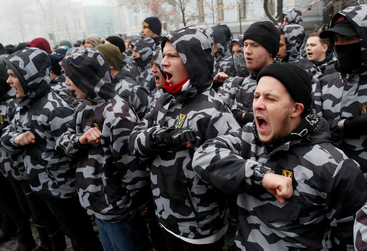Yaşananların ardından aşırı sağcı Ukraynalılar başkent Kiev'deki Rusya temsilciliği önüne gitti.