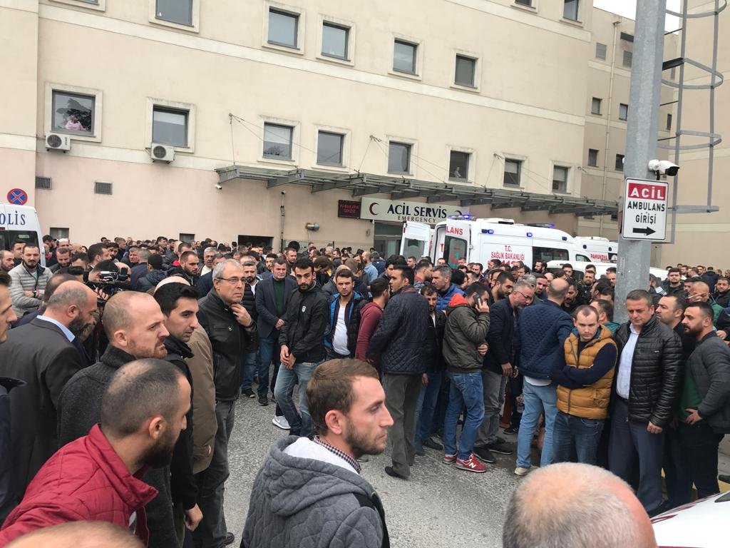 Lastik-İş'in Genel Başkanı Abdullah Karacan, uğradığı silahlı saldırı sonucu kaldırıldığı hastanede hayatını kaybetti. Olayı öğrenen Karacan'ın yakınları ve fabrika çalışanları hastaneye geldi.