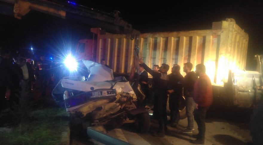 Çanakkale'nin Biga ilçesinde hafriyat kamyonuyla otomobilin çarpışması sonucu meydana gelen kazada, 2 kişi hayatını kaybetti. FOTO:AA