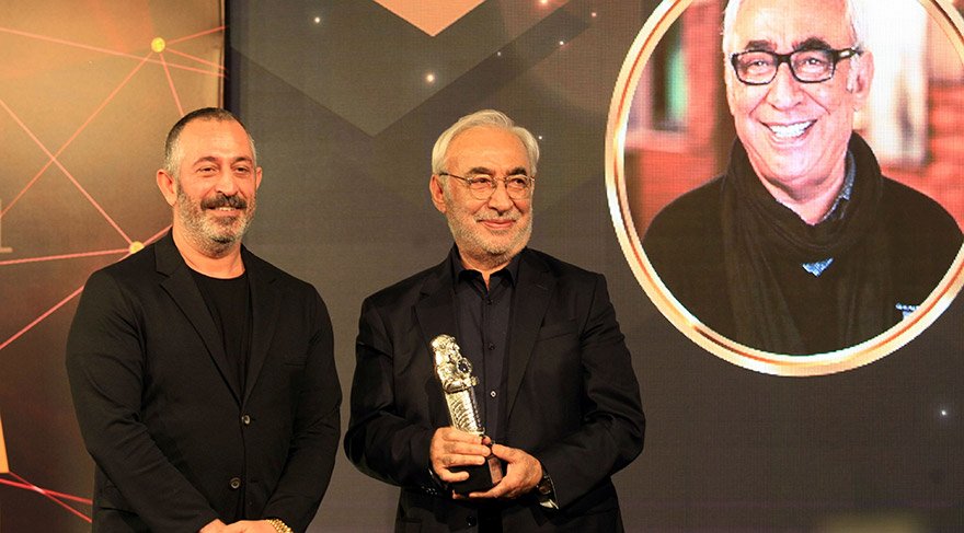 Yapımcı, oyuncu ve komedyen Cem Yılmaz (solda), festivalde 'Onur Ödülü'ne layık görülen Şener Şen'e (sağda) ödülünü verdi. FOTO:AA