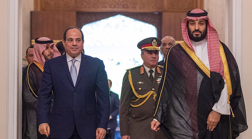 Suudi Arabistan Veliaht Prensi Muhammed bin Selman (sağda), resmi temaslarda bulunmak üzere geldiği Mısır'ın başkenti Kahire'de, Mısır Cumhurbaşkanı Abdülfettah es-Sisi (solda) ile İttihadiye Sarayı'nda bir araya geldi. FOTO:AA