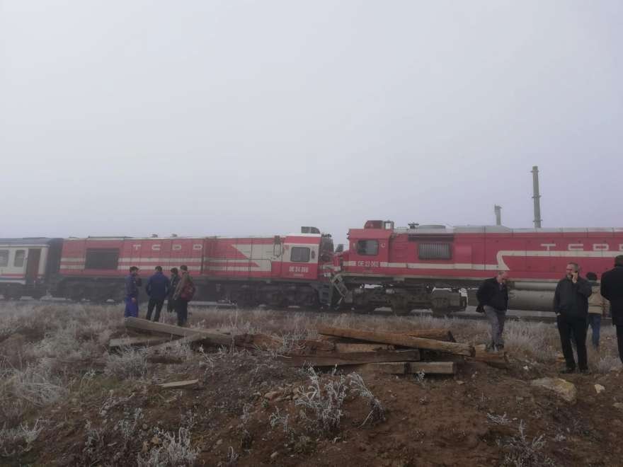 Sivas'ın Ulaş ilçesinde yük treni ile yolcu treni kafa kafaya çarpıştı. Foto: AA
