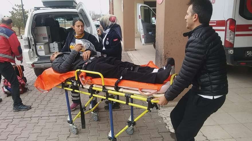 Kazada yaralananlar ambulanslarla hastaneye sevk edildi. Foto: AA