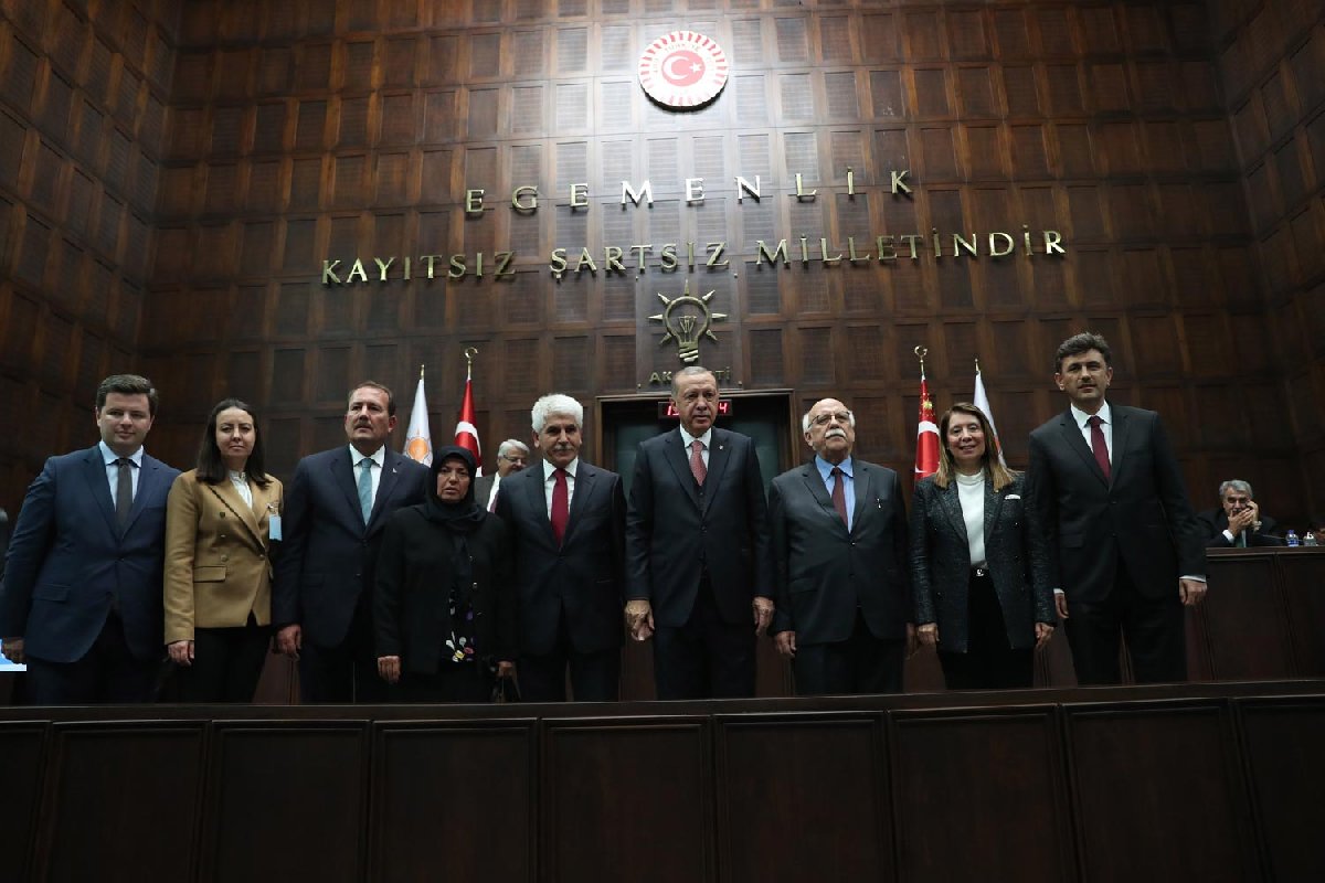FOTO: AA / Türkiye Cumhurbaşkanı ve AK Parti Genel Başkanı Recep Tayyip Erdoğan, Meclis Grup Toplantısı'nda, partisinin 31 Mart 2019 tarihinde yapılacak Mahalli İdareler Seçimleri'nde aday göstereceği 20 belediye başkan adayını kamuoyuyla paylaştı. Erdoğan, belediye başkan adaylarıyla fotoğraf çektirdi. 