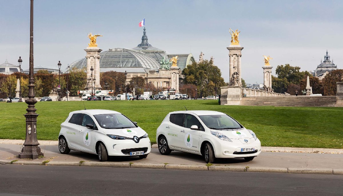 web-renault-zoe-and-nissan-leaf-in-front-of-grand-palais-in-paris-credit-olivier-martin-gambier