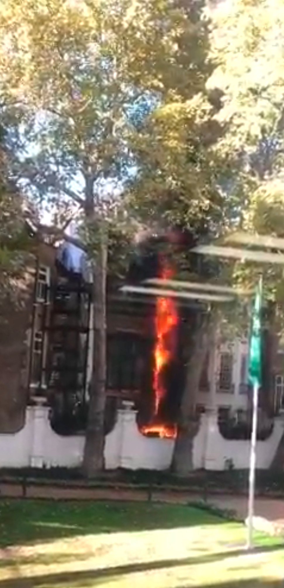 İngiliz basını gelişmeyi son dakika haberi olarak duyururken Reuters, bu fotoğrafı paylaştı.