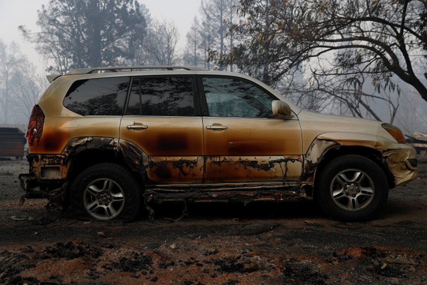 Yangının arabaları bile erittiği çekilen fotoğraflarla ortaya koyuldu. Reuters