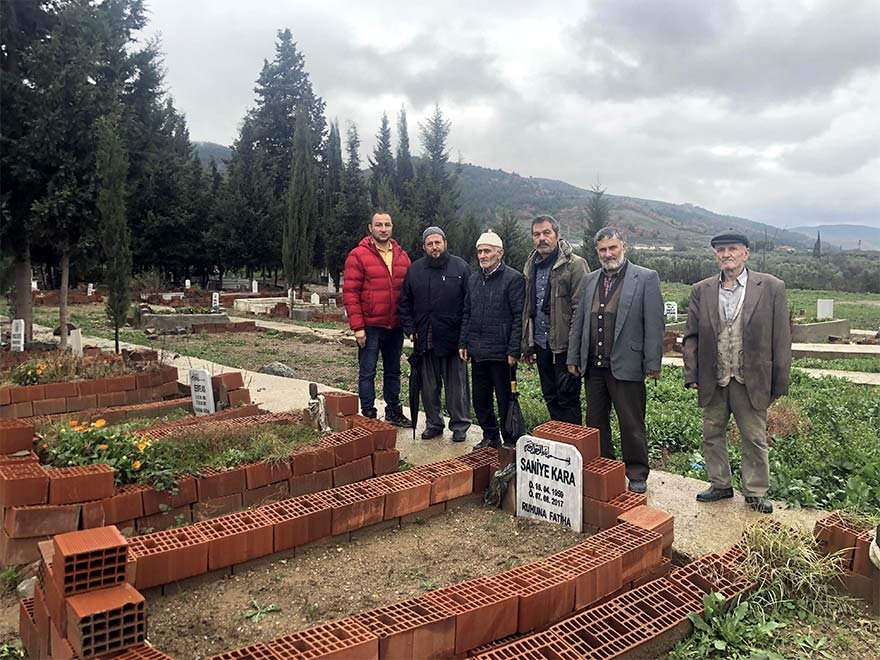 FOTO: DHA- BURSA'NIN İZNİK İLÇESİNDE KIRSAL ÇİÇEKLİ MAHALLESİNDE VATANDAŞLAR MEZARLIK BOLGESİNDE KANALİZASYON BORULARININ PATLADIĞINI İDDİA ETTİ 