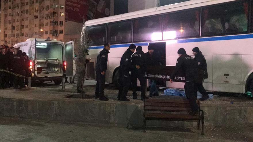 FOTO: AA- İzmir'in Bornova ilçesinde, minibüse çarptıktan sonra kaldırıma çıkan tur otobüsünün çarptığı yayalardan 1'i öldü, 3'ü yaralandı.