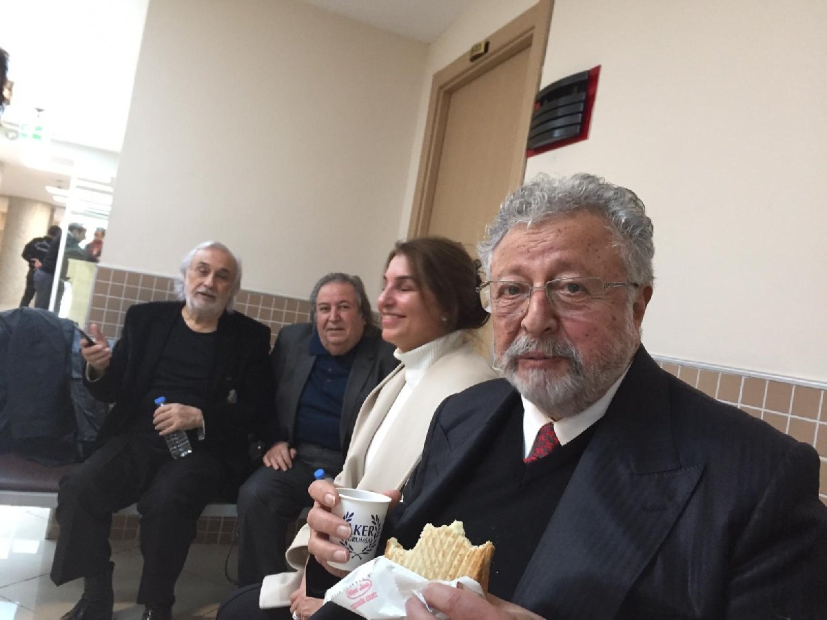 Cumhurbaşkanı’na hakaretle suçlanan Gezen adliyeye avukatı Celal Ülgen’le geldi. Sağlık problemleri bulunan Akpınar’ın yanında ise doktoru vardı. Akpınar çay ve tostla kahvaltı yaptı.