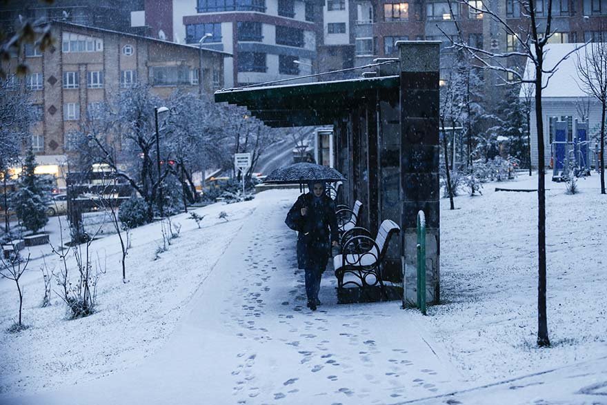 FOTO: AA- Ankara'da akşam saatlerinde kar yağışı etkili oldu.
