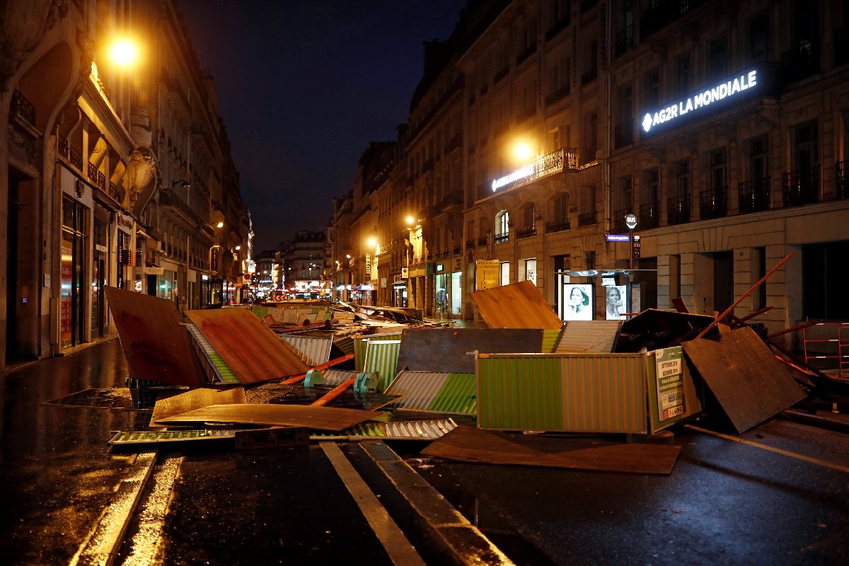 Göstericiler, Paris'in işlek caddelerine barikat kurdu.