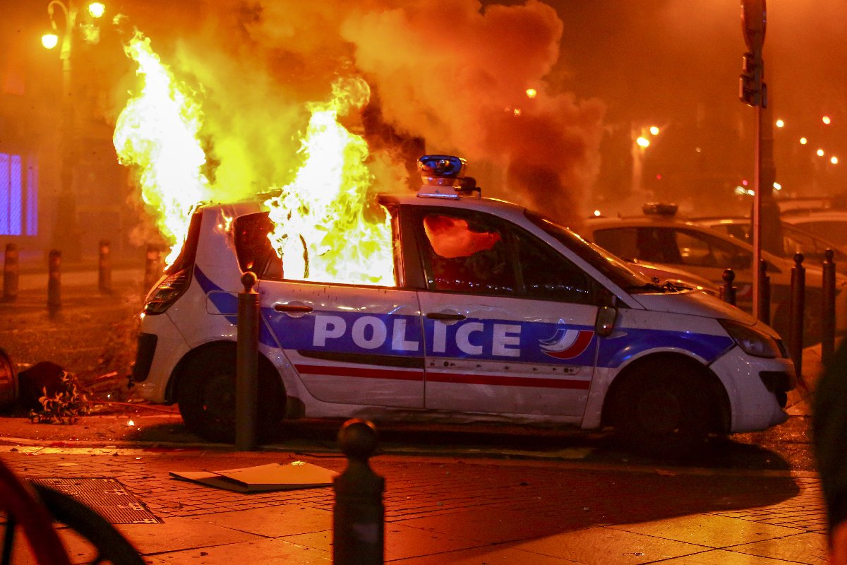 Göstericiler Marsilya'da polis araçlarını yaktı.