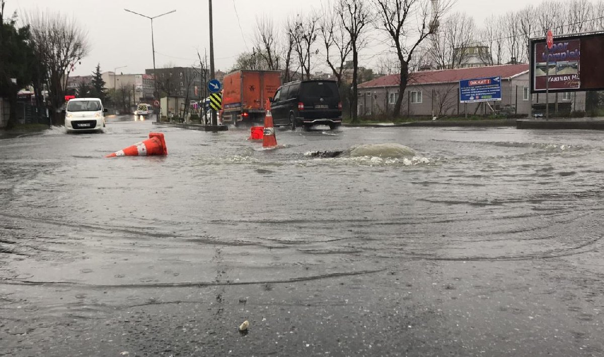 Arnavutköy'de yağış su baskınlarına neden oldu.