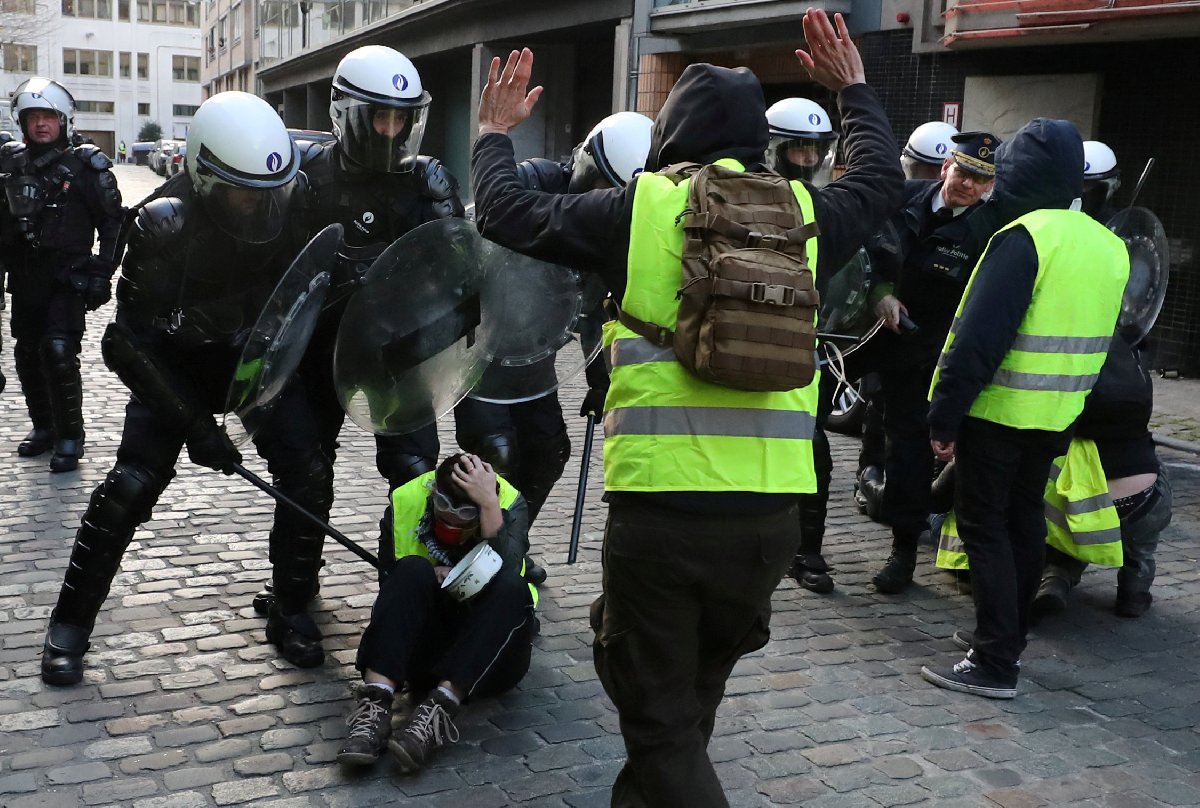 Belçika'nın başkenti Brüksel'de polis göstericilere sert müdahale etti.