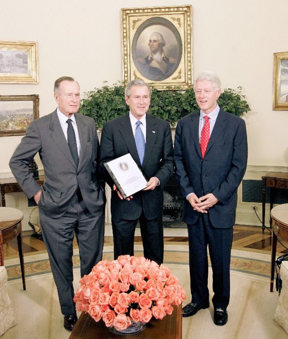 Baba Bush 1993'te başkanlık görevini Bill Clinton'a devretmiş, Clinton ise 2001'de görevi George W. Bush'a devretmişti. 
