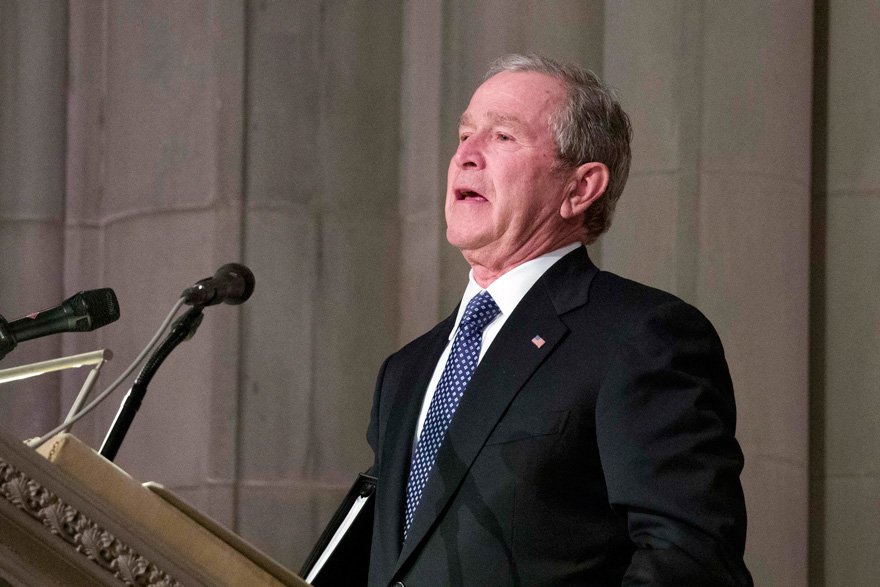 Babasının son sözlerinin, "Ben de seni seviyorum oğlum" olduğunu söyleyen George W. Bush, gözyaşlarına hakim olamadı.