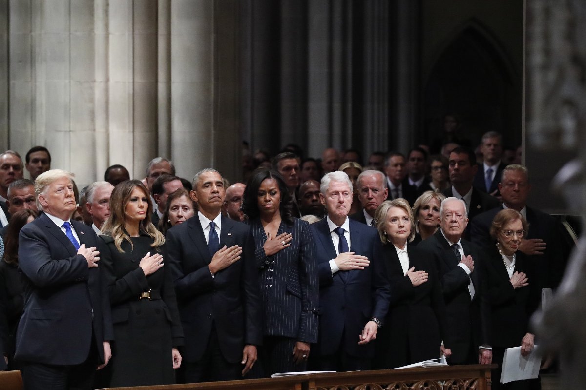 Düzenlenen törene, ABD Başkanı Donald Trump ve eşi Melania Trump, eski ABD başkanlarından Barack Obama ve eşi Michelle Obama, Bill Clinton ve eşi Hillary Clinton ile birlikte Jimmy Carter ve eşi Rosalynn Carter katıldı.