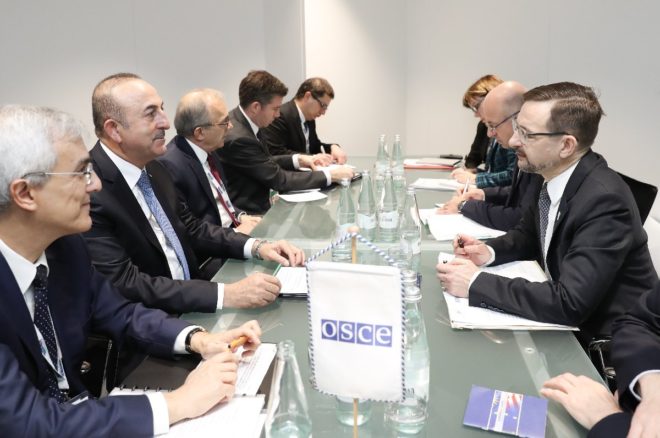 Dışişleri Bakanı Mevlüt Çavuşoğlu, toplantı öncesi AGİT Genel Sekreteri Thomas Greminger ile biraraya geldi.