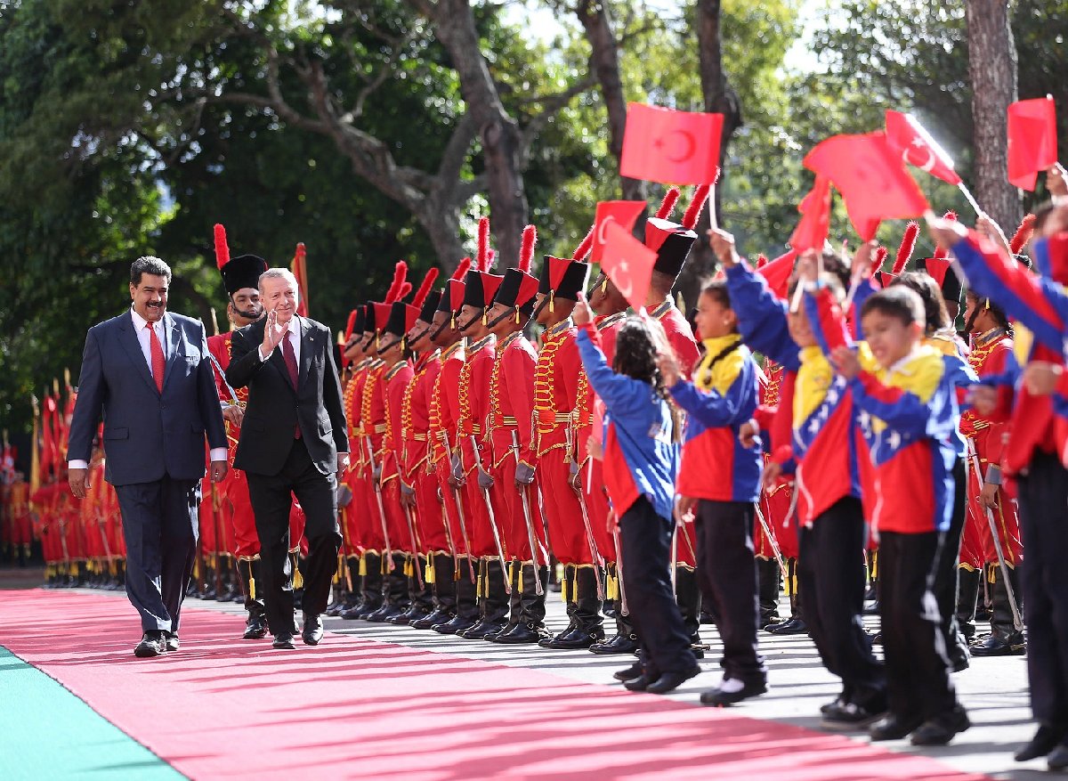 Erdoğan ve Maduro'yu ellerinde Türk bayrakları olan çocuklar karşıladı.