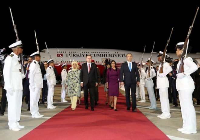 Cumhurbaşkanı Erdoğan Karakas'a ulaştı. 