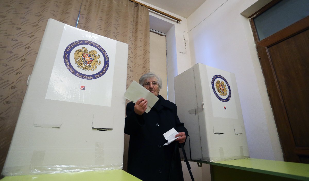 Ermenistan'da erken seçime katılım düşük oldu.
