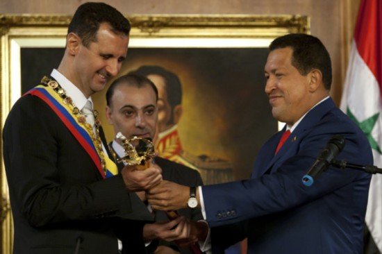 Eski Venezuela lideri Chavez, Esad'a kılıcı takdim ederken.