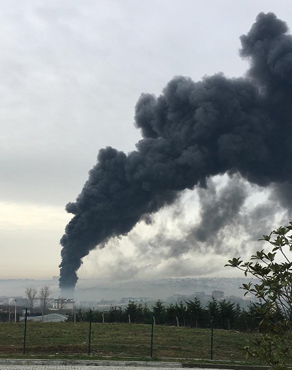 Fabrikadan yükselen dumanlar gökyüzünü kapladı