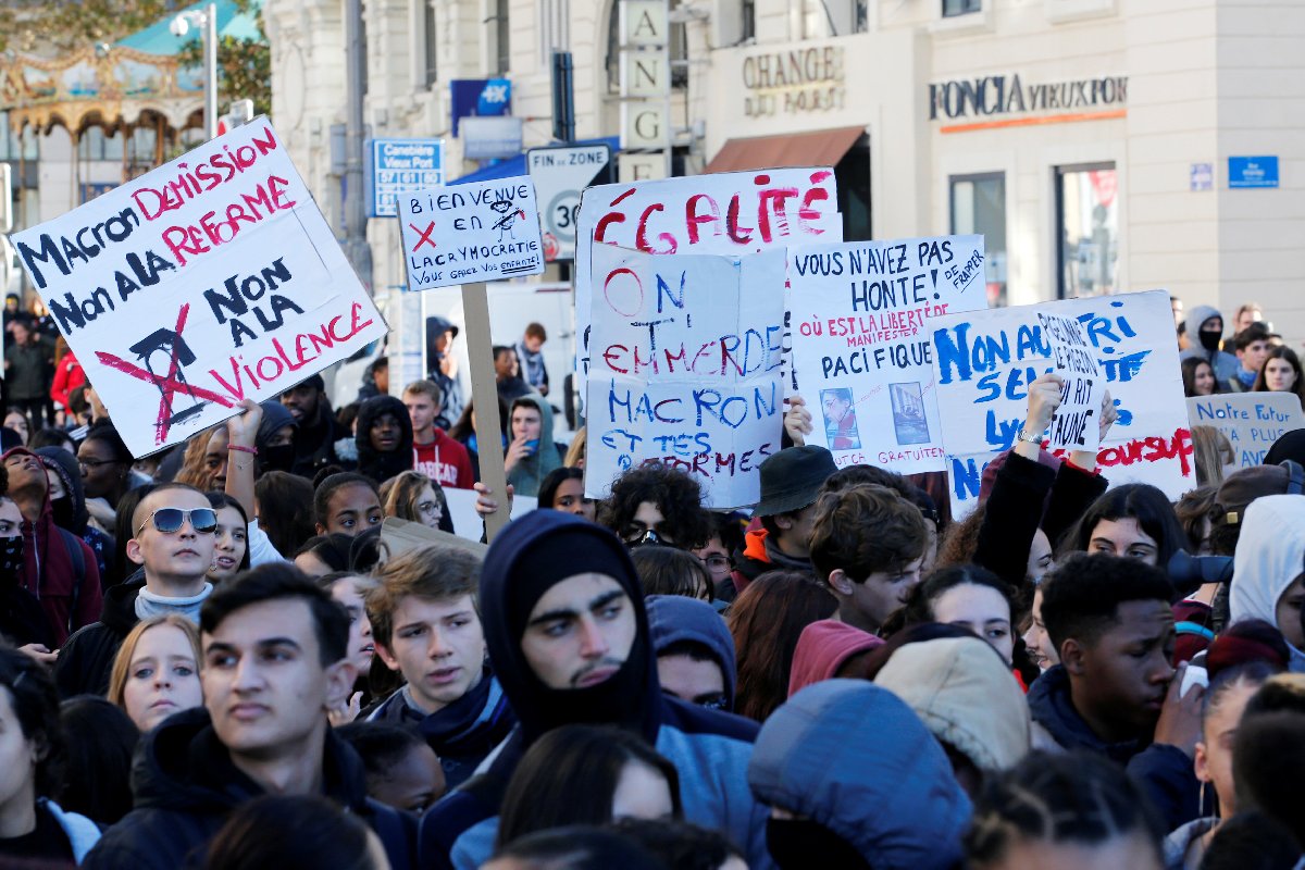 Fransa'nın farklı kentlerinde öğrenciler sokağa çıktı.