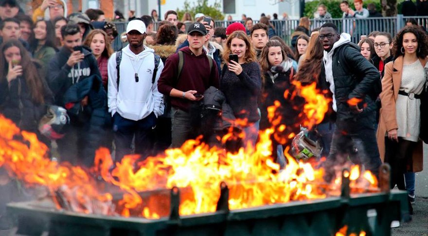 Öğrenciler, bir çok okulu işgal etti. 300’den fazla okulda öğrenim yapılamadı. Polis araçları ve çöp konteynerleri yakılırken, ajanslar böyle fotoğrafları paylaşıyor.