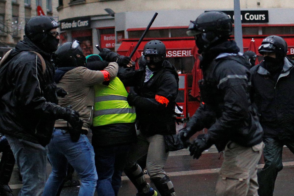 Binlerce gösterici Paris sokaklarına döküldü. Reuters