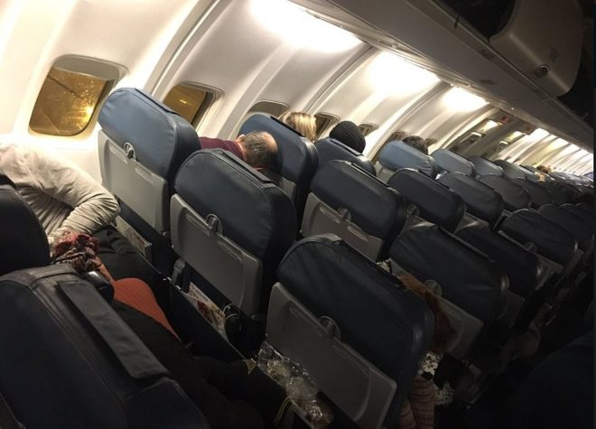 Yolcular uçakta bu şekilde uyudu. 