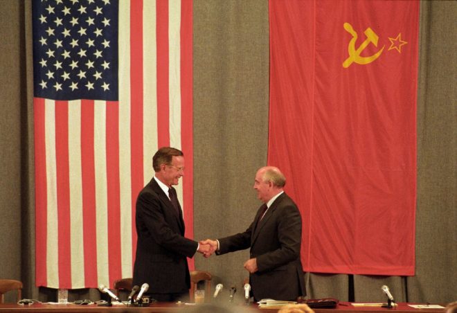 Bush ve Sovyetler Birliği'nin son lideri Gorbaçov Moskova'da.